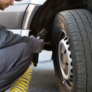 Steps to change the tyre