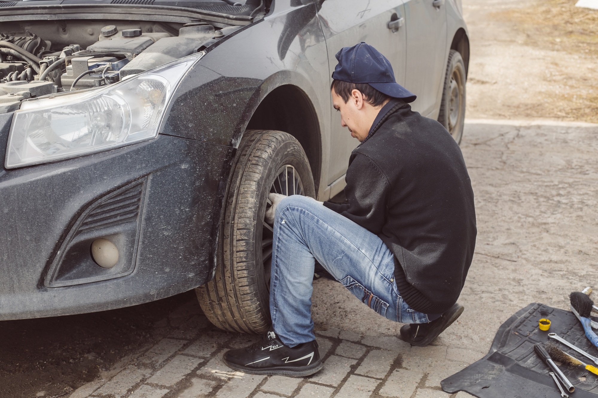 Changing the car from winter to summer tires. Tire service.