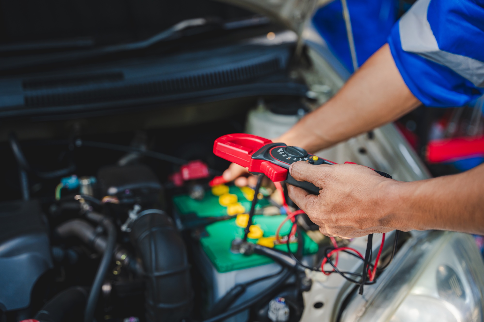 Equipment to check the battery with a mechanic to check and maintain the engine for customers. An ap